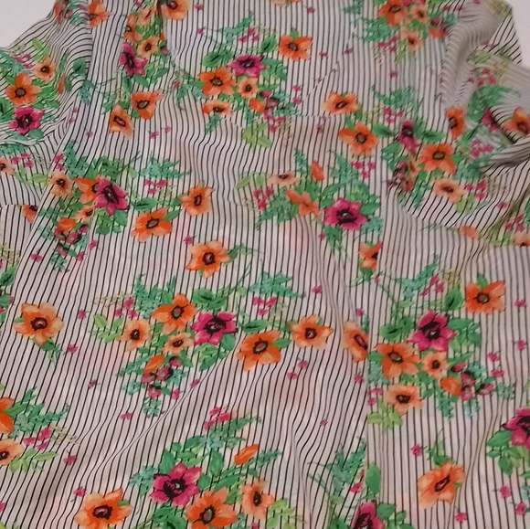 Harlow & Rose Woman Floral Bell Sleeve Blouse NWOT - Picture 2 of 8